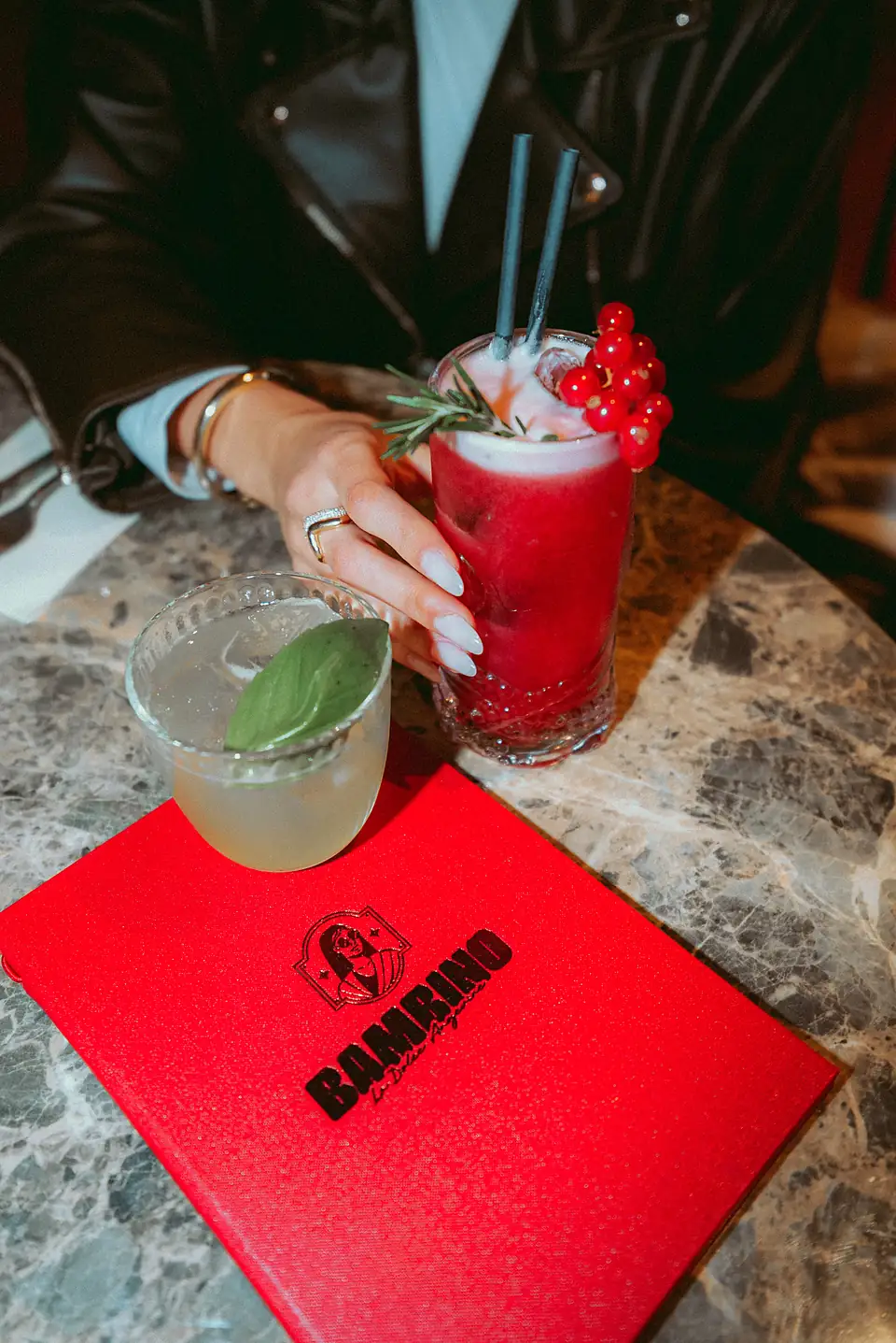 Deux cocktails posés sur la carte rouge Bambino