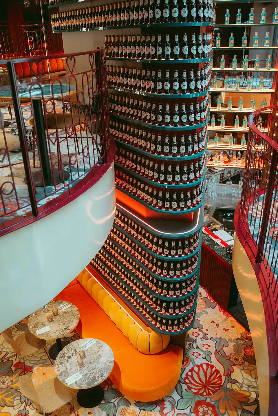La colonne de bouteilles et l’escalier en colimaçon