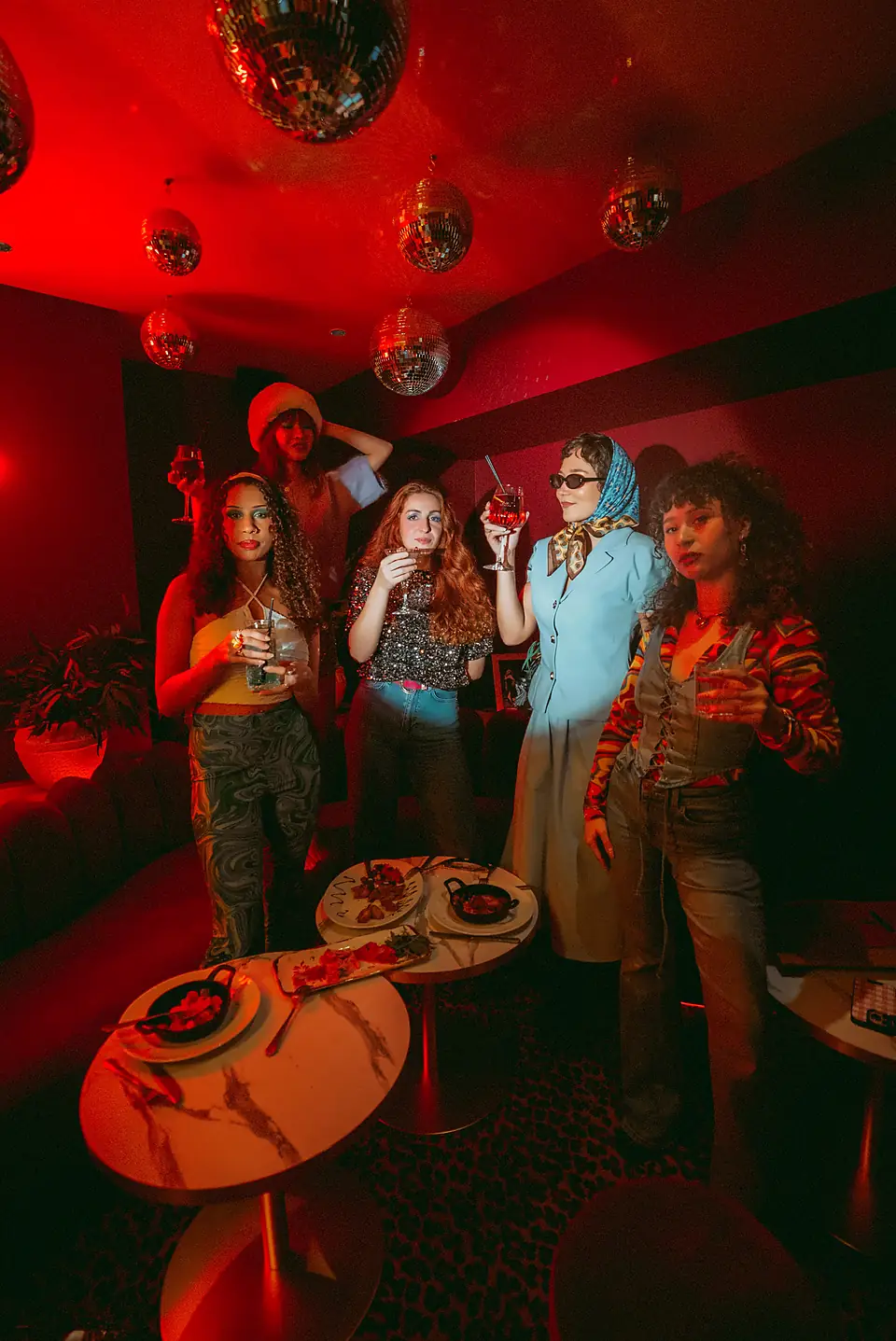 Une soirée entre amies dans le salon rouge