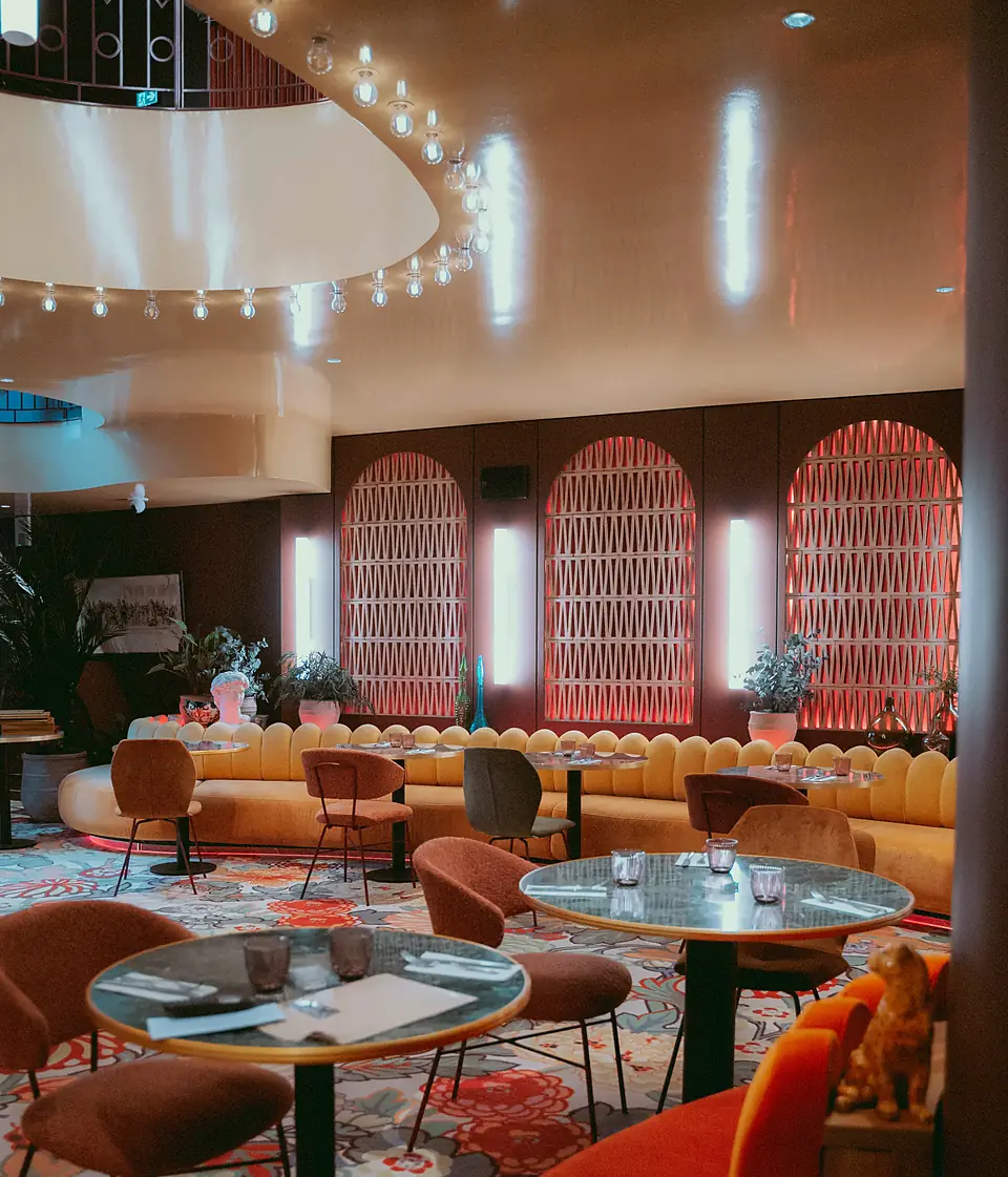 La grande salle de Bambino et ses banquettes ocre