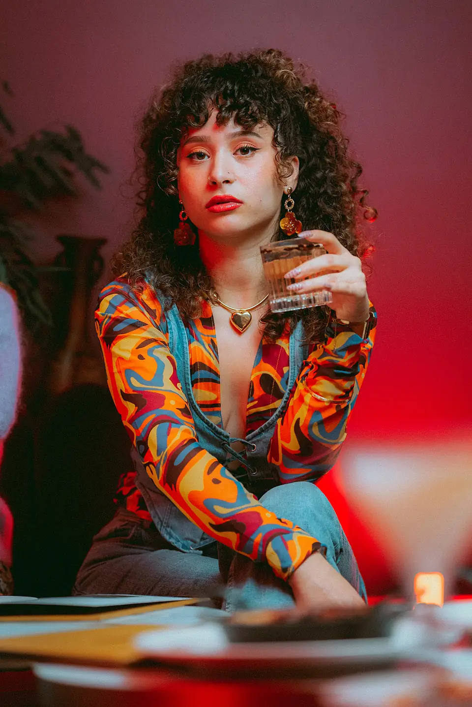 Une invitée, verre de vin à la main
