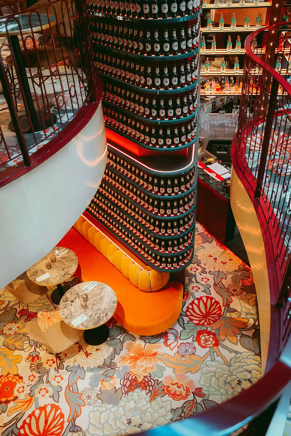 Vue plongeante sur l’escalier et la colonne de bouteilles